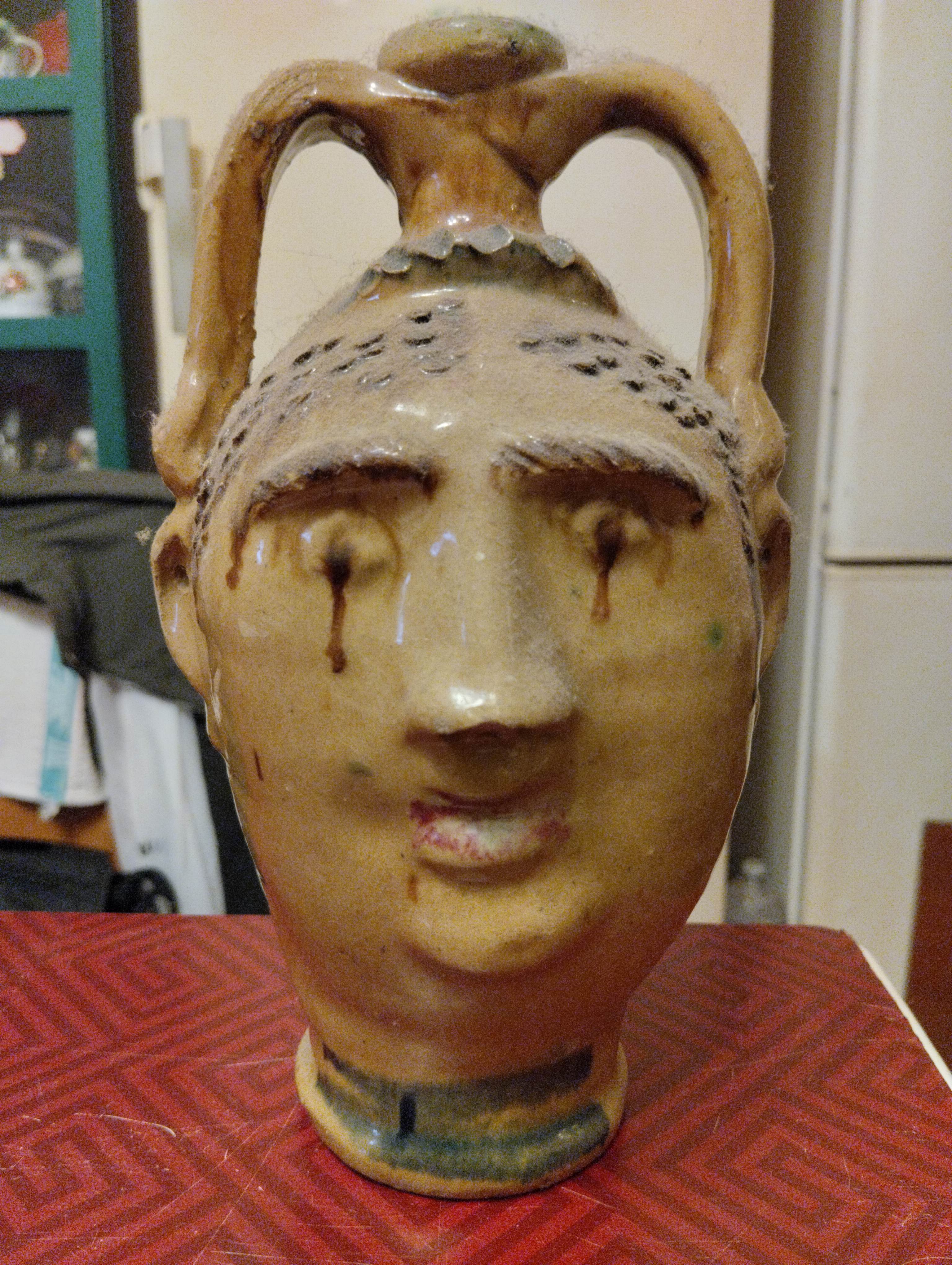 Vaso ceramico antropomorfo con volto femminile e anse